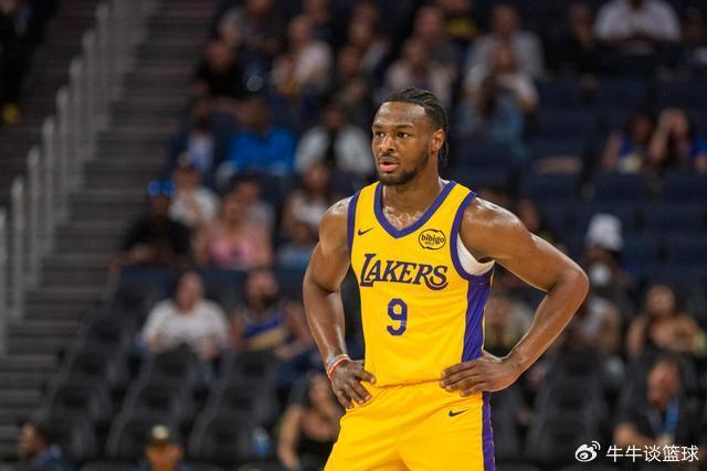 欧联杯室外气温-1℃ 曼联队长B费脱外套给球童